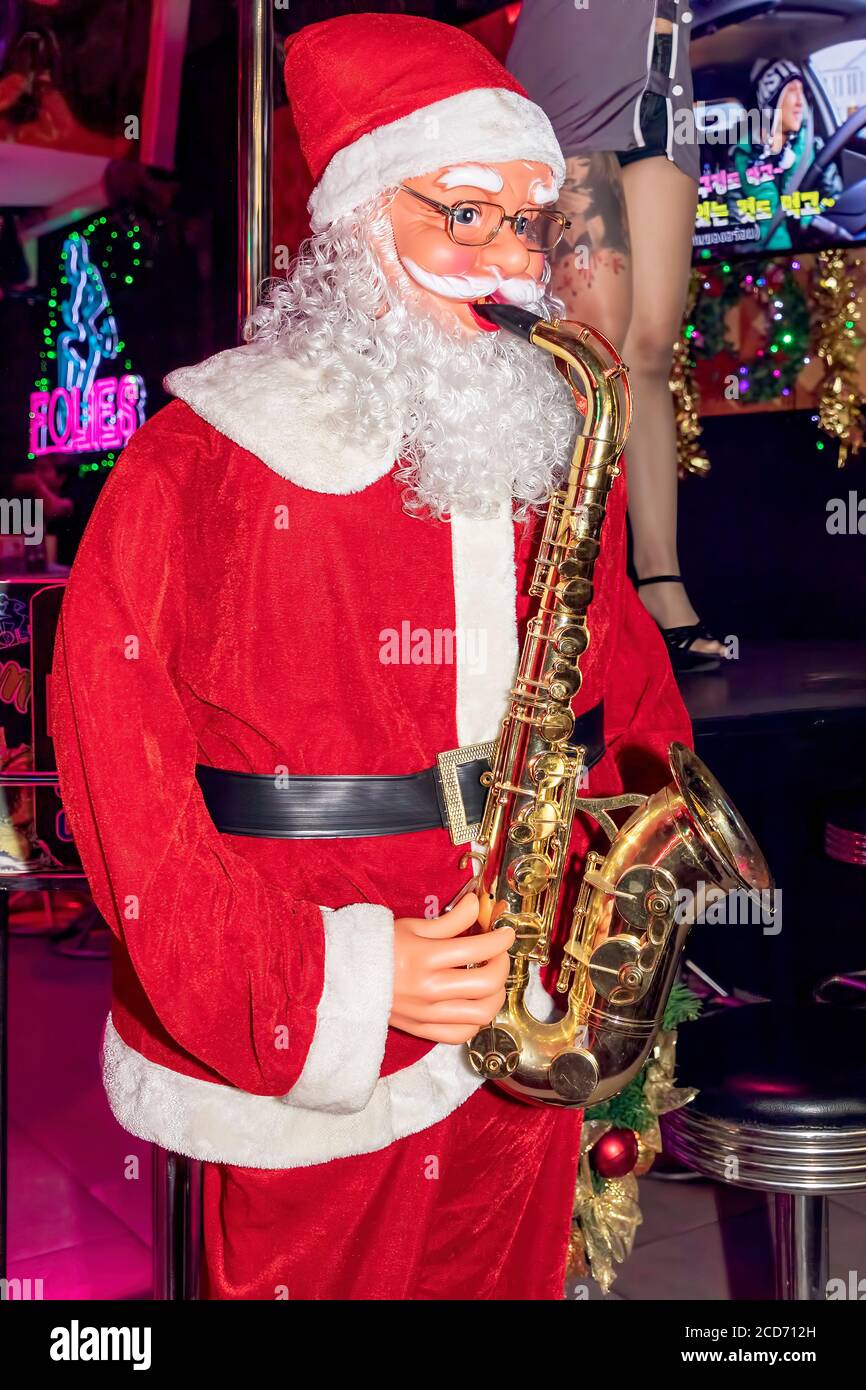 Mécanique Santa jouant du saxophone dans le bar de l'agogo, Patong, Phuket, Thaïlande Banque D'Images