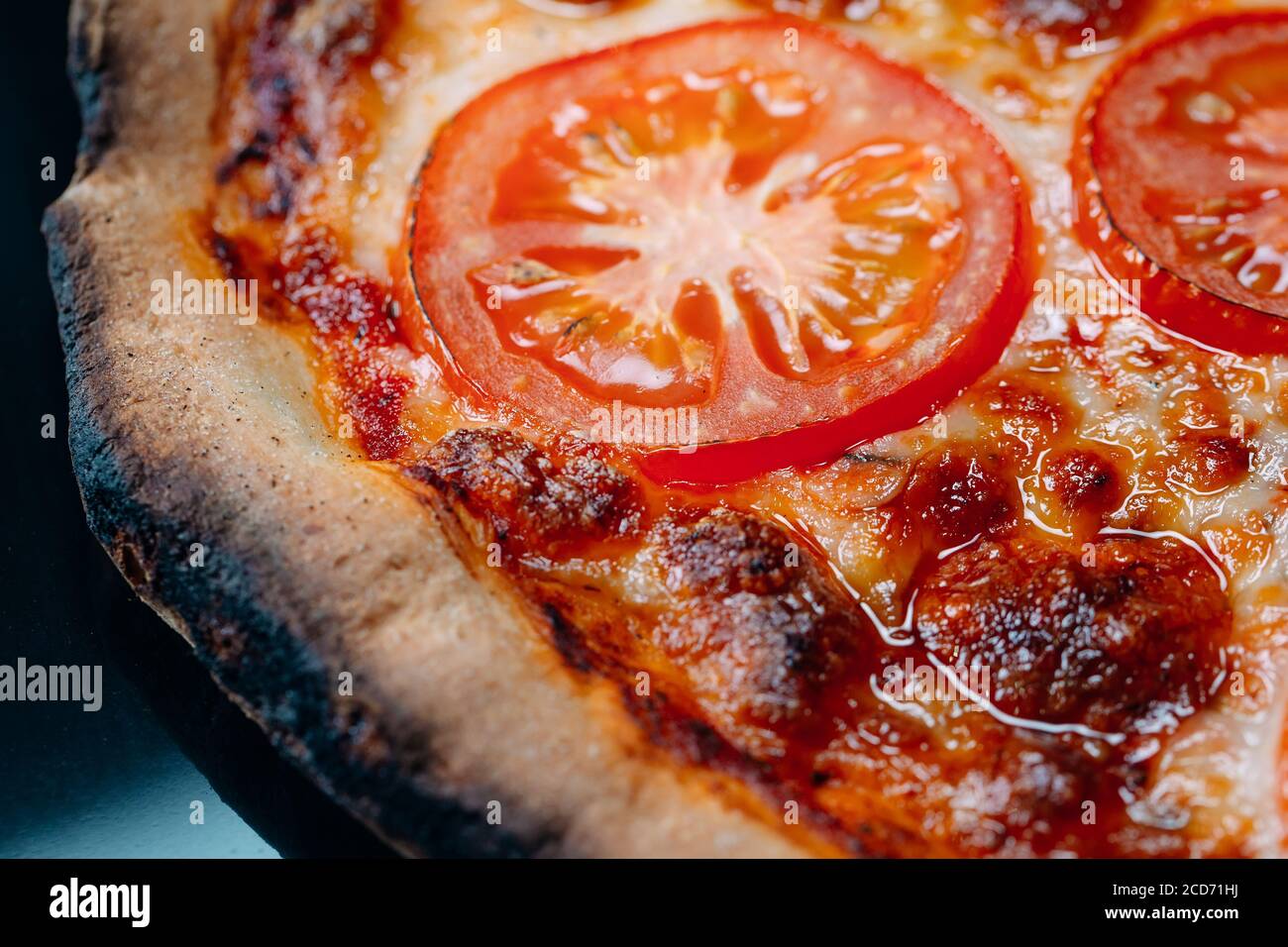 Pizza Margarita gros plan avec du fromage et des tomates. Banque D'Images
