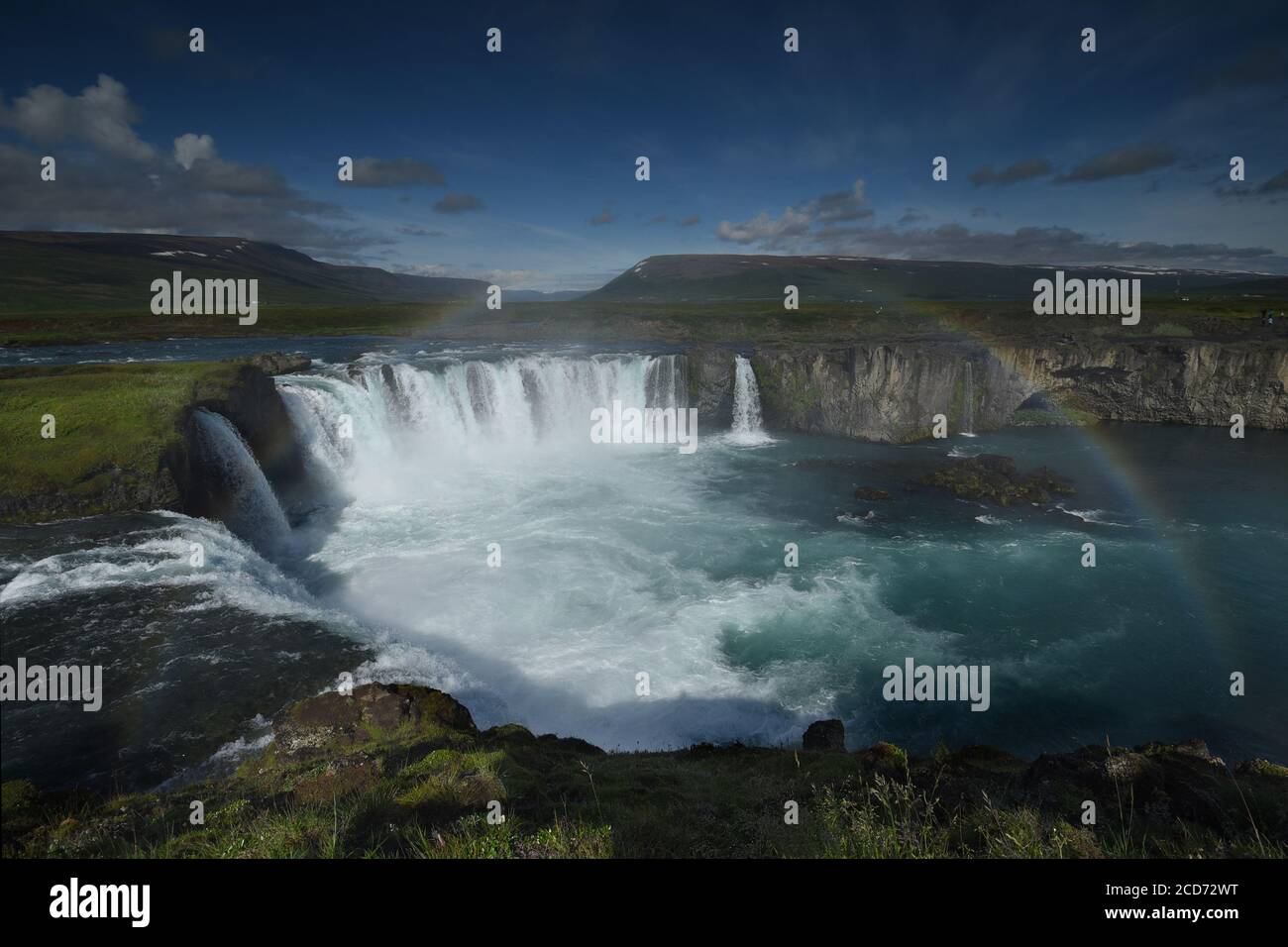 Cascade Godafoss en été avec arc-en-ciel. Islande, Europe Banque D'Images