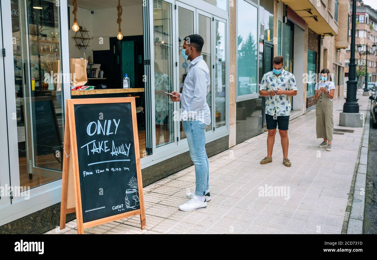 Les gens attendent pour acheter des plats à emporter Banque D'Images