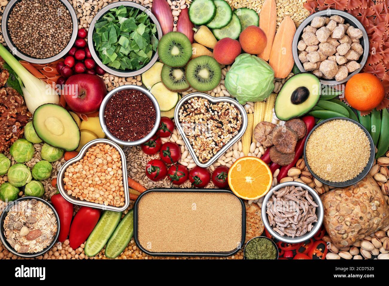 Nourriture végétalienne pour un concept de coeur sain avec des aliments riches en protéines, oméga 3, vitamines, minéraux, anthocyanines, antioxydants, glucides et Fi alimentaire Banque D'Images