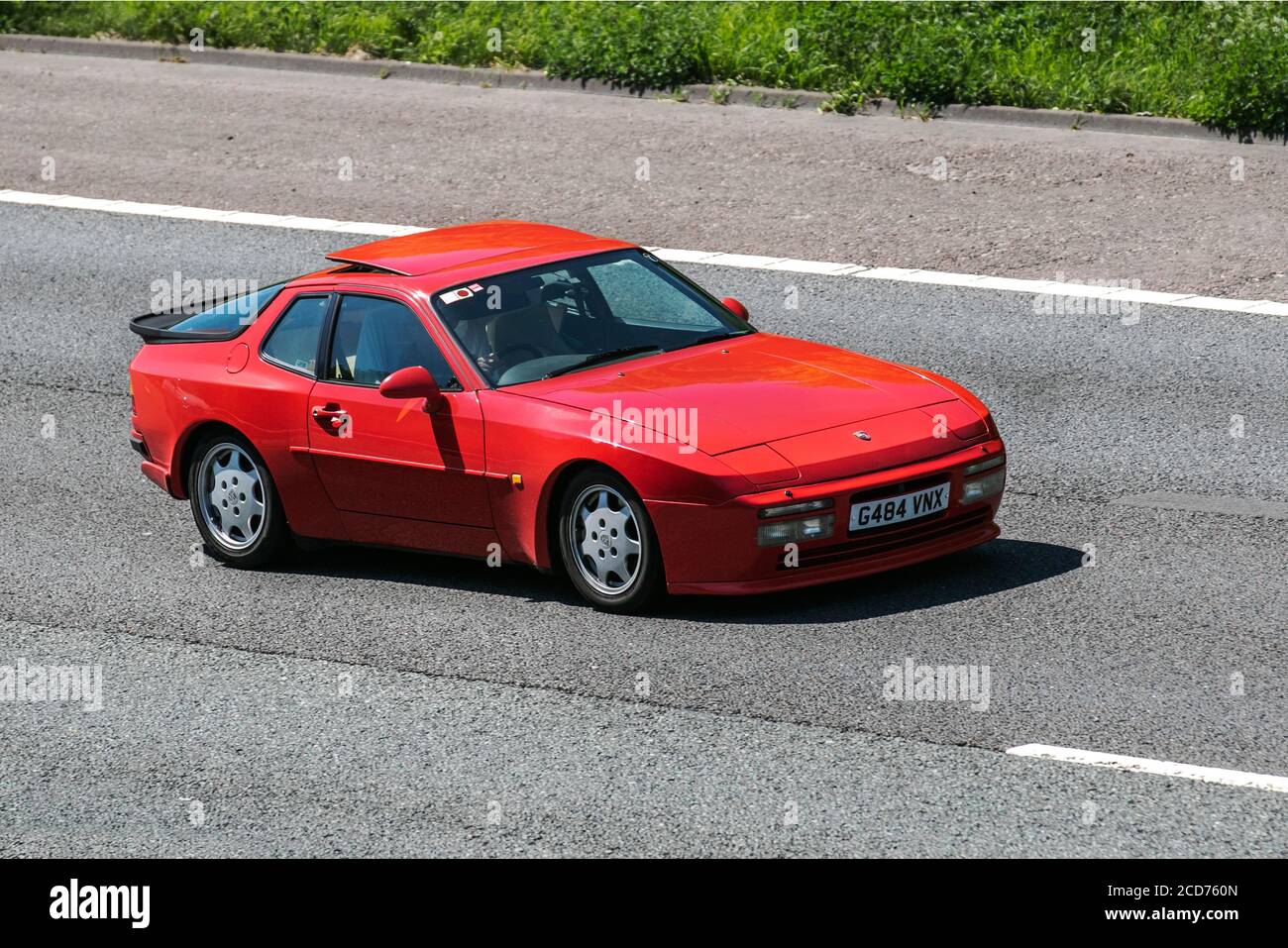 1989 rouge Porsche 944 S2 Cabrio ; véhicules mobiles pour la circulation routière, voitures conduisant des véhicules sur les routes du Royaume-Uni, moteurs, motorisation sur le réseau d'autoroute M6. Banque D'Images