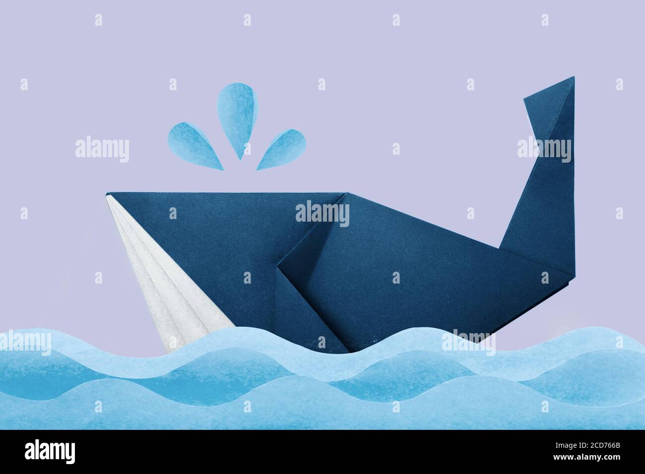 Photo de l'origami papier bleu marine baleine dans les vagues fond violet Banque D'Images
