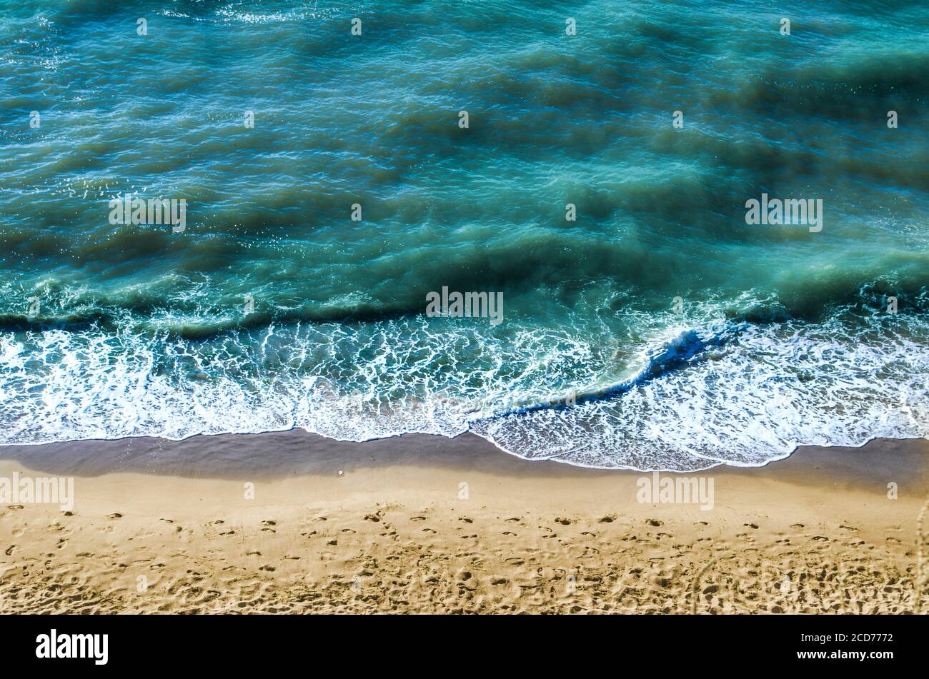 Sable de mer, empreintes de pas dans le sable, vue du dessus en mousse. Photo horizontale de paysage marin. Banque D'Images