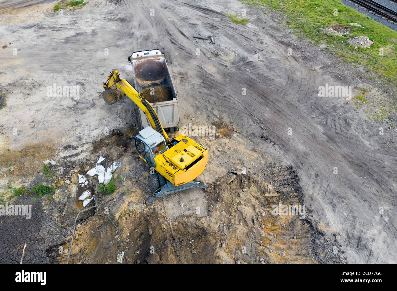 la pelle hydraulique charge du sable dans la vue de dessus du tombereau Banque D'Images