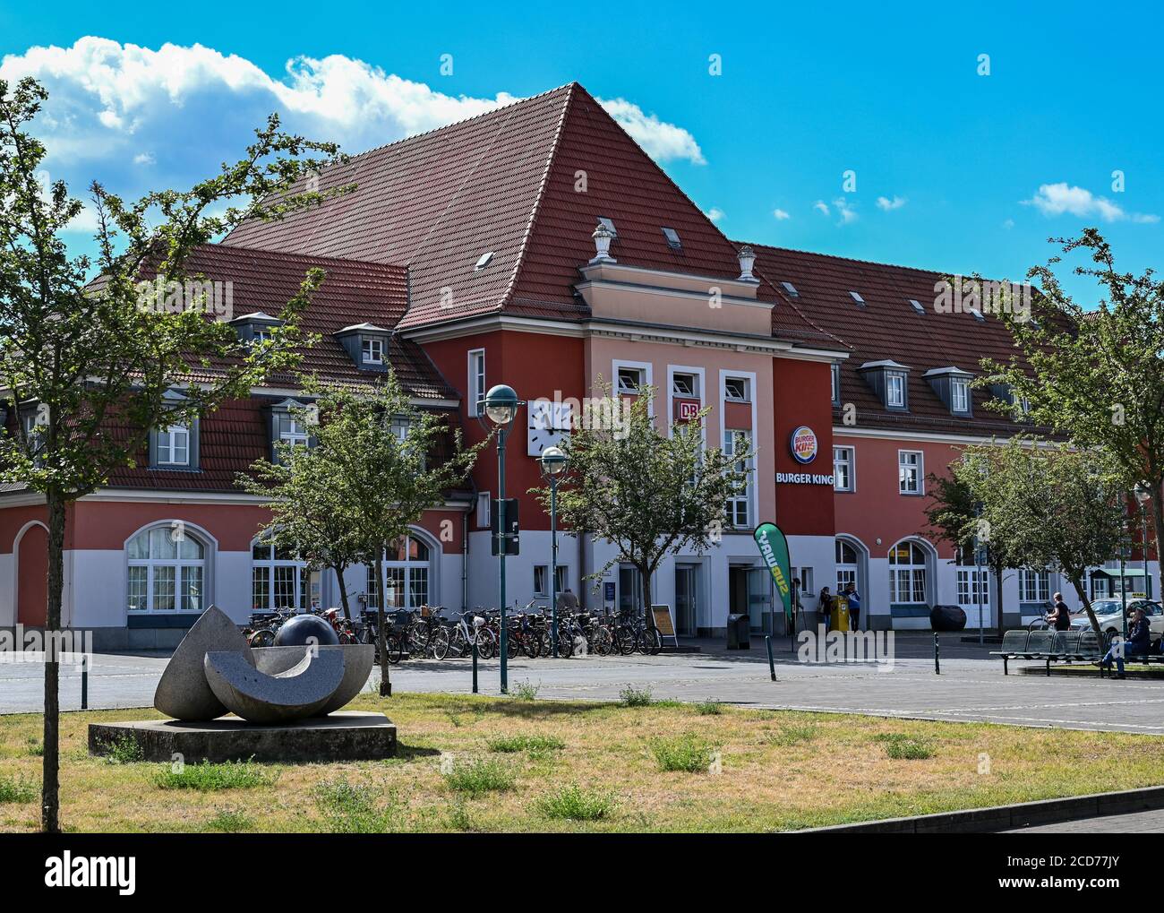 25 août 2020, Brandebourg, Francfort (Oder) : le bâtiment de la gare de la ville de Francfort (Oder). L'ancienne ville de garnison de Francfort (Oder) a complètement changé il y a 75 ans. L'artiste Christoph Neubauer donne à sa ville natale son visage historique sur l'ordinateur: Les graphiques 3D rendent à nouveau visibles les magnifiques bâtiments des siècles passés. Photo: Patrick Pleul/dpa-Zentralbild/ZB Banque D'Images