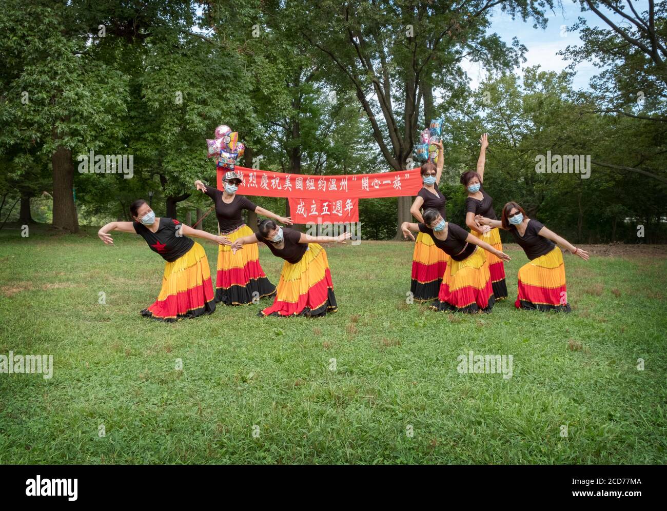 Les danseurs chinois américains de la troupe de Wenzhou America New York célèbrent leur 5e anniversaire avec une représentation dans un parc à Queens, New York Banque D'Images