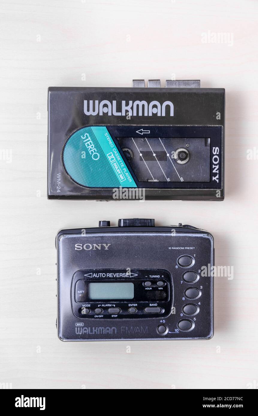 Lecteur de cassettes WALKMAN ® Sony WM-24, 1984 à 1987, musique audio  compacte, sur bureau ou table en bois, pose à plat, studio Photo Stock -  Alamy