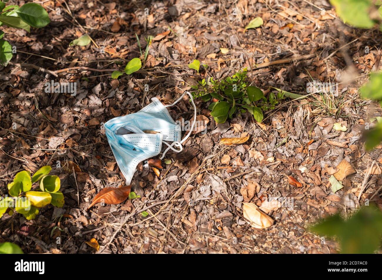 Un masque respiratoire jeté inlassablement Banque D'Images