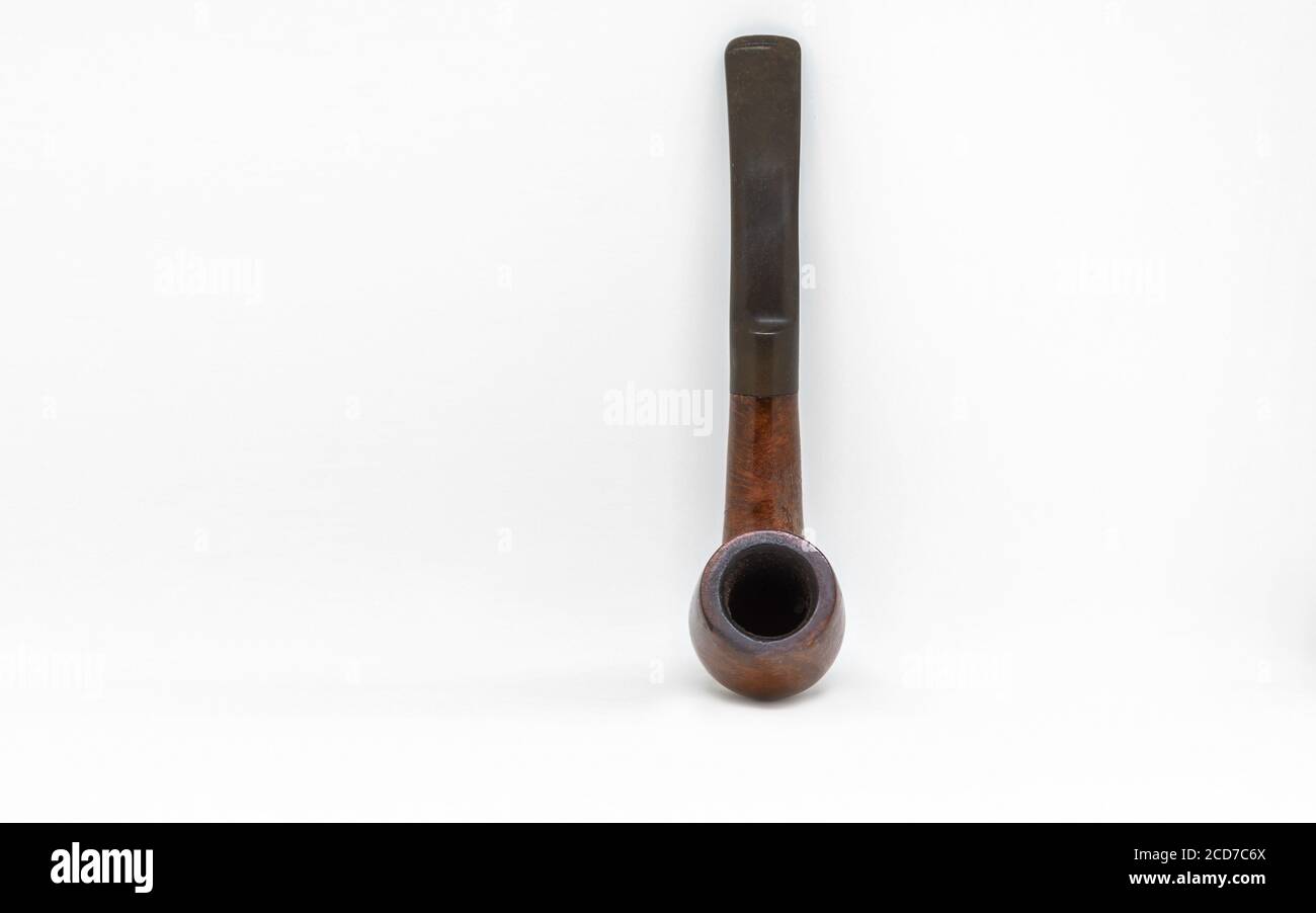 Pipe de tabac de couleur brune isolée sur un fond blanc Banque D'Images