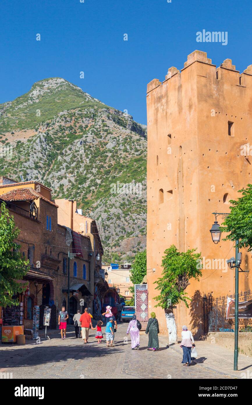 Chefchaouen, Maroc. Tour de la Kasbah, ou château, vu de la place Outa El hammam. Banque D'Images