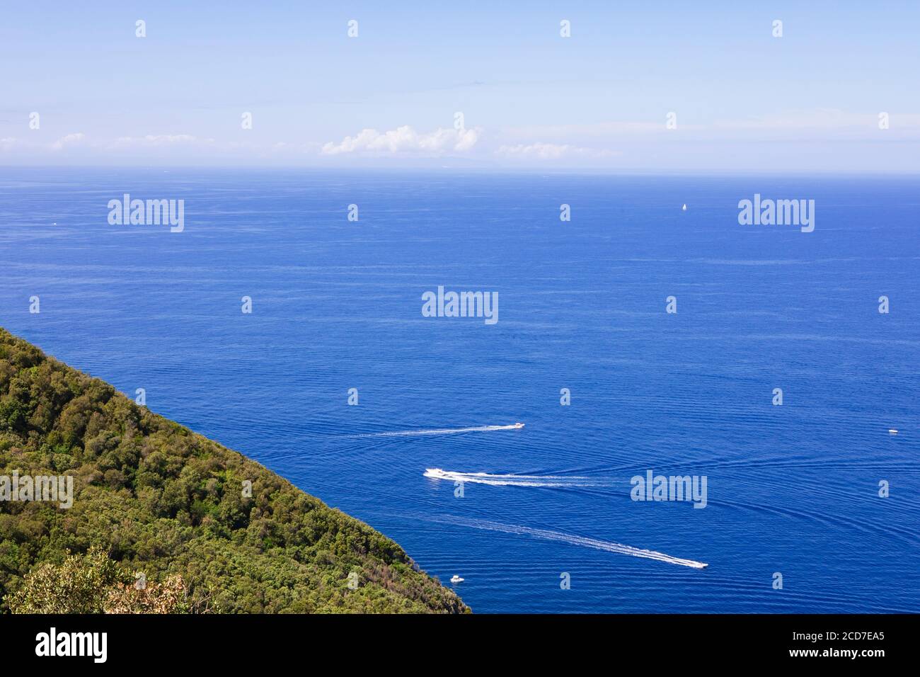 Côte italienne près de la péninsule de Piombino, Populonia. Eau bleue avec Yachts, vue d'en haut. Belle côte de la mer Méditerranée avec horizon. Banque D'Images