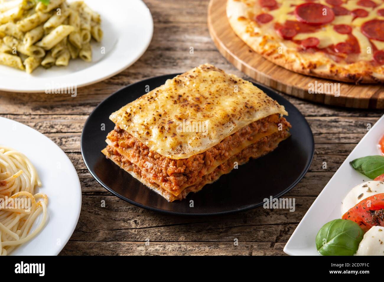 Assortiment de plats de pâtes italiennes sur fond de bois Banque D'Images