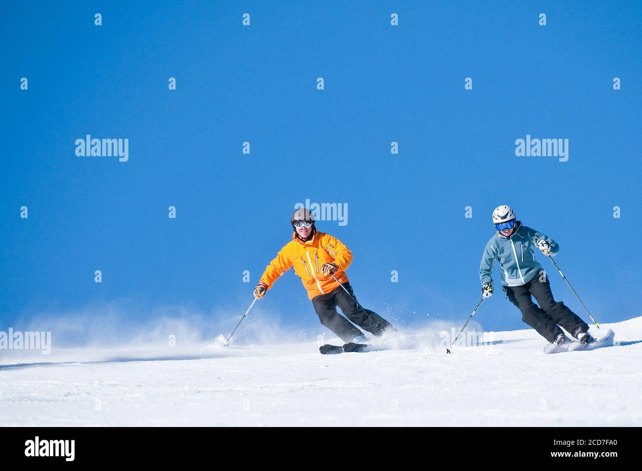 Ski alpin sportif par beau temps Banque D'Images