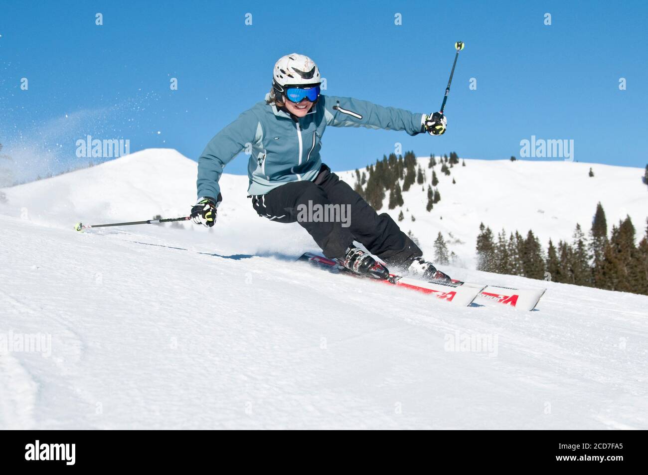 Ski alpin sportif par beau temps Banque D'Images