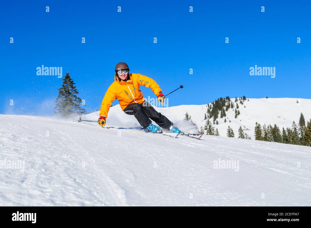 Ski alpin sportif par beau temps Banque D'Images