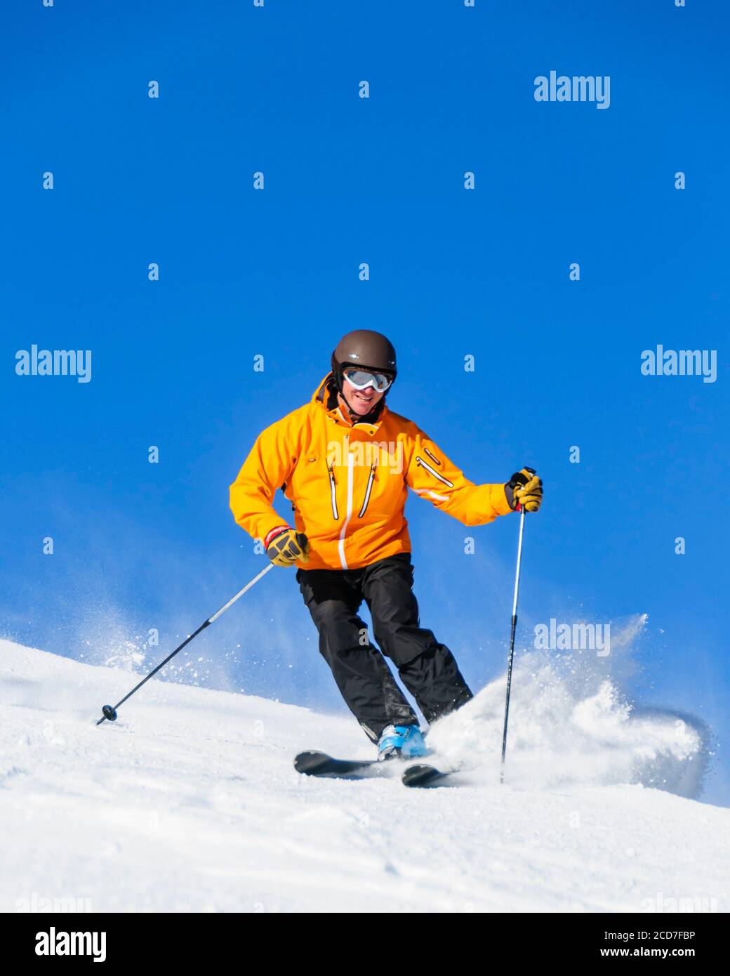 Ski alpin sportif par beau temps Banque D'Images