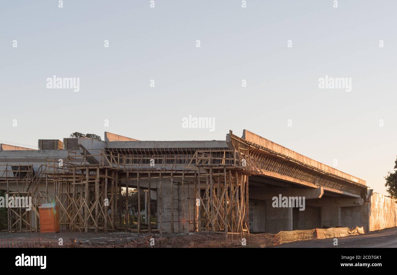 Travaux de construction d'un viaduc sur une autoroute fédérale dans la ville de Santa Maria, RS, Brésil. Travaux de génie en construction du viaduc. Road infrastru Banque D'Images