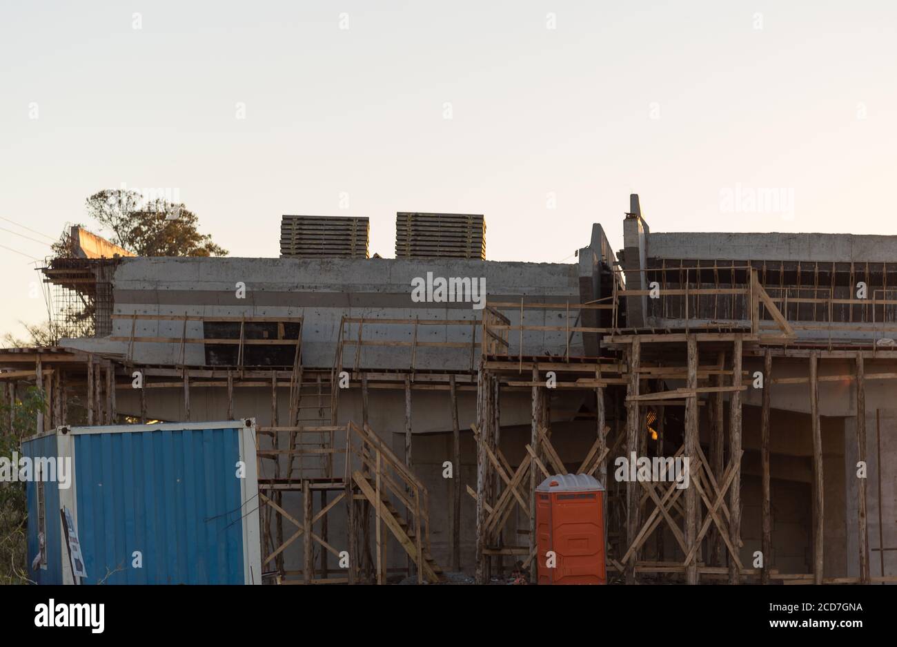 Travaux de construction d'un viaduc sur une autoroute fédérale dans la ville de Santa Maria, RS, Brésil. Travaux de génie en construction du viaduc. Road infrastru Banque D'Images