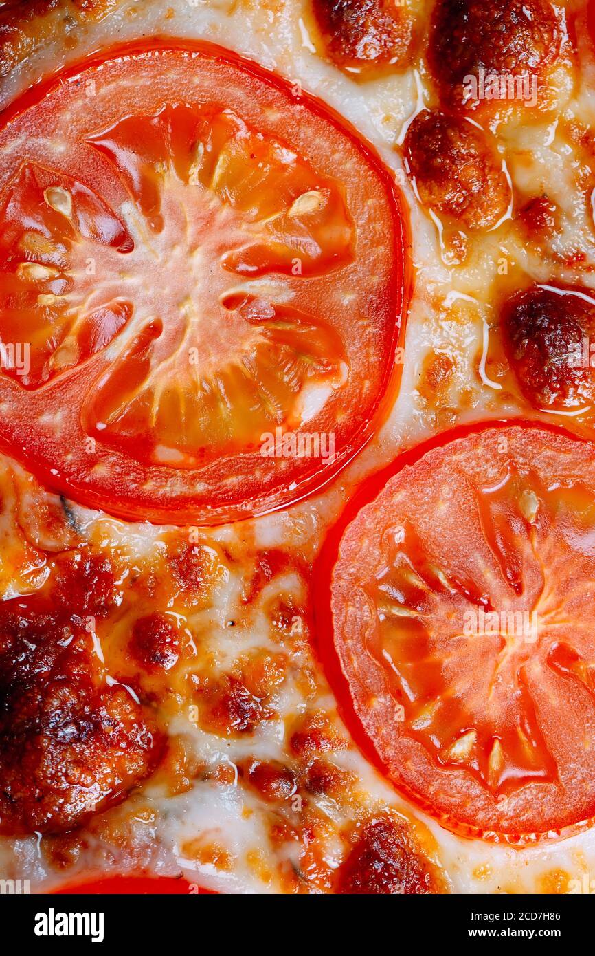 Pizza Margarita gros plan avec du fromage et des tomates. Banque D'Images