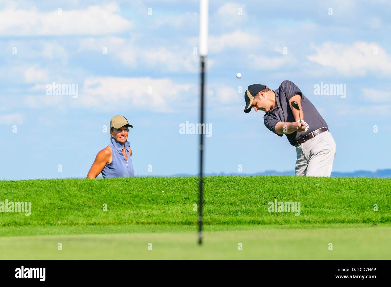 Joueur de golf qui coupe une balle au vert Banque D'Images