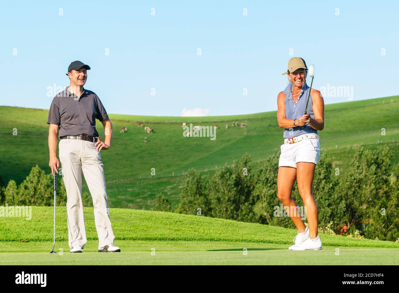L'homme et la femme en jouant au golf sur un très beau parc au cours d'une journée ensoleillée en été Banque D'Images