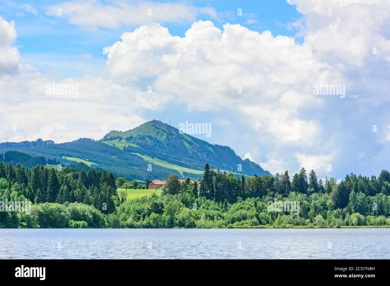 Vue du lac Rottach au pic de Grünten à Allgäu montagnes Banque D'Images