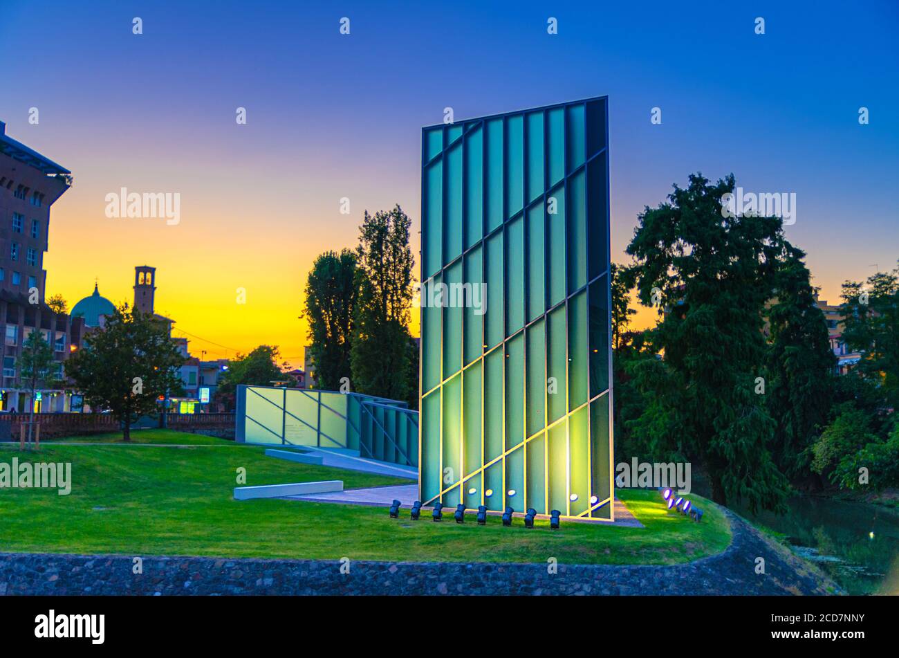 Padoue, Italie, 12 septembre 2019 : le Memoria e Luce est un monument commémoratif pour les victimes des 9 11 attaques contre la ville de New York dans le centre-ville, mémoire et monument lumineux, vue nocturne crépuscule Banque D'Images