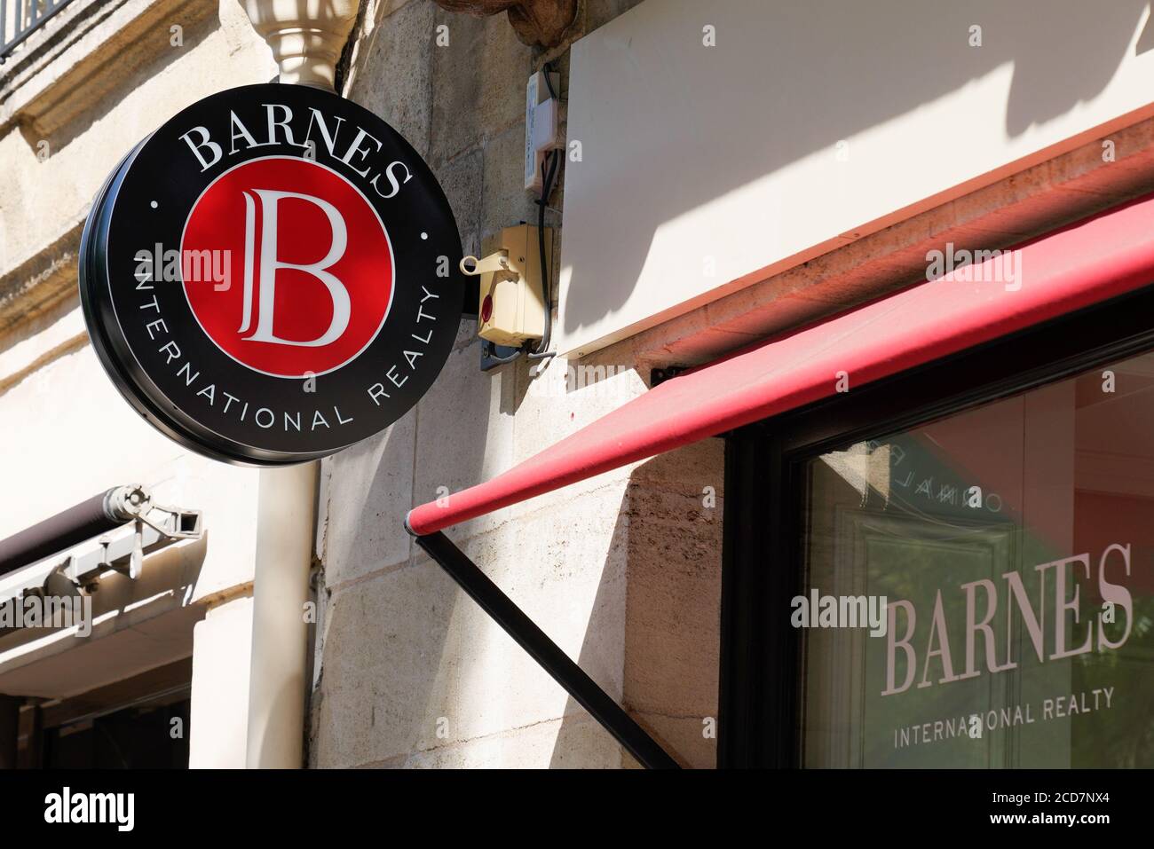 Bordeaux , Aquitaine / France - 08 20 2020 : logo Barnes et signature textuelle sur l'entrée de l'agence du consultant immobilier international de Realty global Real e Banque D'Images