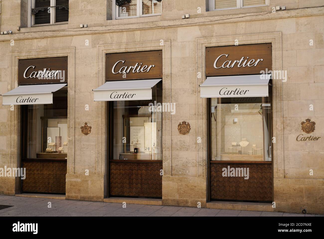 Bordeaux , Aquitaine / France - 08 20 2020 : signe Cartier et logo face  avant de la boutique de bijoux de luxe Photo Stock - Alamy