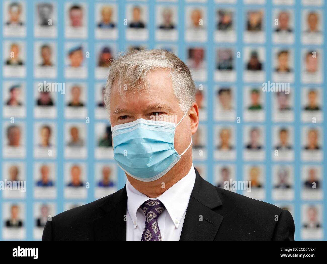 Kiev, Ukraine. 27 août 2020. STEPHEN Biegun, secrétaire d'État adjoint, porte un masque facial. Participez à une cérémonie de fleurs qui pose sur le mur commémoratif des militaires ukrainiens tués dans le conflit de guerre dans l'est du pays. Stephen Biegun, secrétaire d'État adjoint, se trouve à Vilnius, en Lituanie, à Moscou, en Russie, à Kiev, en Ukraine, du 24 au 27 août 2020, pour rencontrer des hauts dirigeants du gouvernement afin de discuter d'une gamme de questions régionales et internationales, a informé le département d'État des États-Unis. Crédit : SOPA Images Limited/Alamy Live News Banque D'Images
