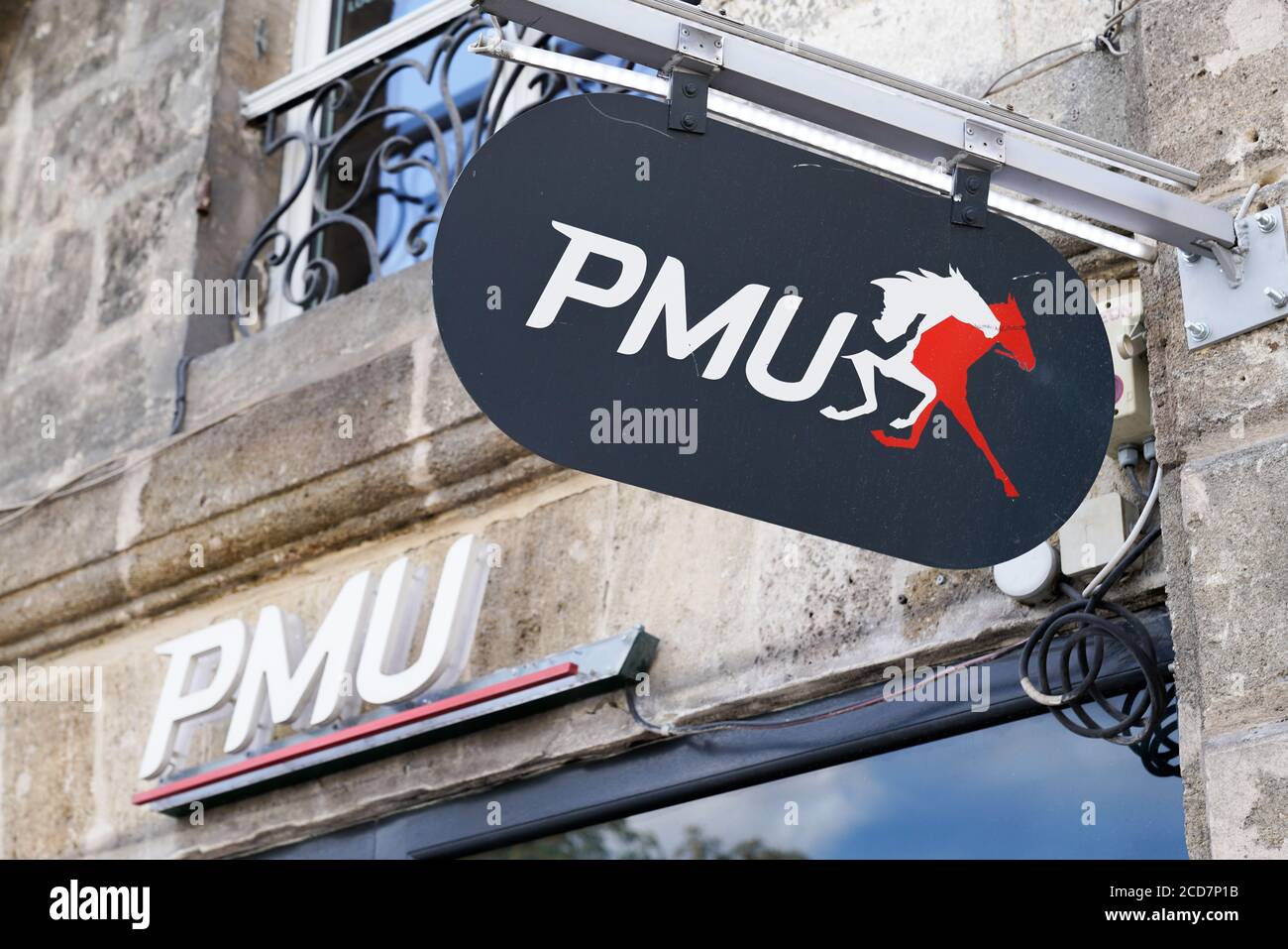 Bordeaux , Aquitaine / France - 08 20 2020 : logo PMU panneau avant de magasin célèbre boutique française course cheval Paris organisation sport Banque D'Images