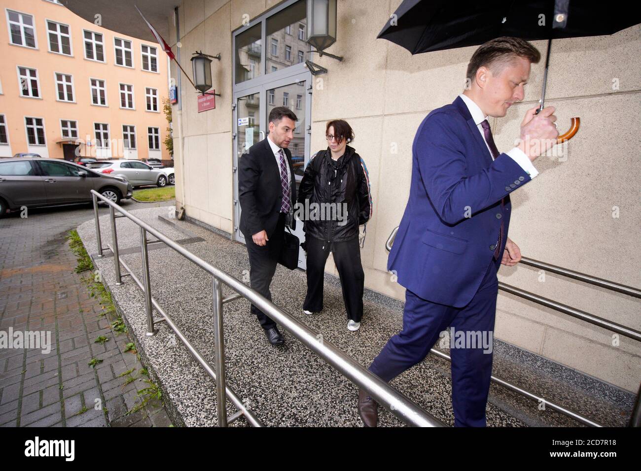 Katya Den Hertog est vue avec deux de ses avocats faisant une déclaration au bureau du parquet à Varsovie, en Pologne, le 27 août 2020. Katya et son mari Conrad ont fui les pays-Bas pour la Pologne après avoir emmené leur fils autiste Martin d'une institution où il a été gardé après que les autorités aient pris la garde de l'enfant. Un mandat d'arrêt européen a été émis pour les parents soupçonnés de maltraitance d'enfants. Conrand et Katya espèrent construire une nouvelle vie avec leur fils Martin en Pologne où ils sont représentés par des avocats associés à l'institut conservateur Ordo Iuris Banque D'Images