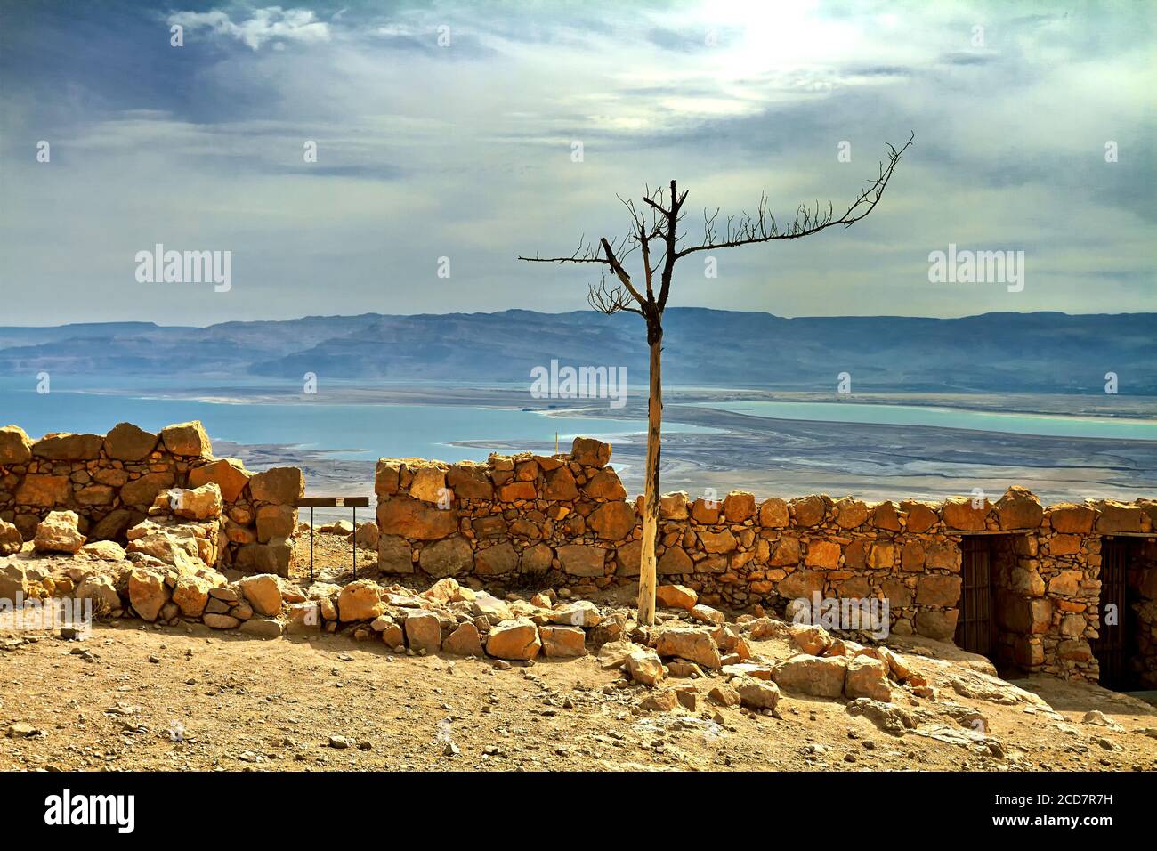Vue panoramique sur le mont Masada dans le désert de Judée près de la — free download