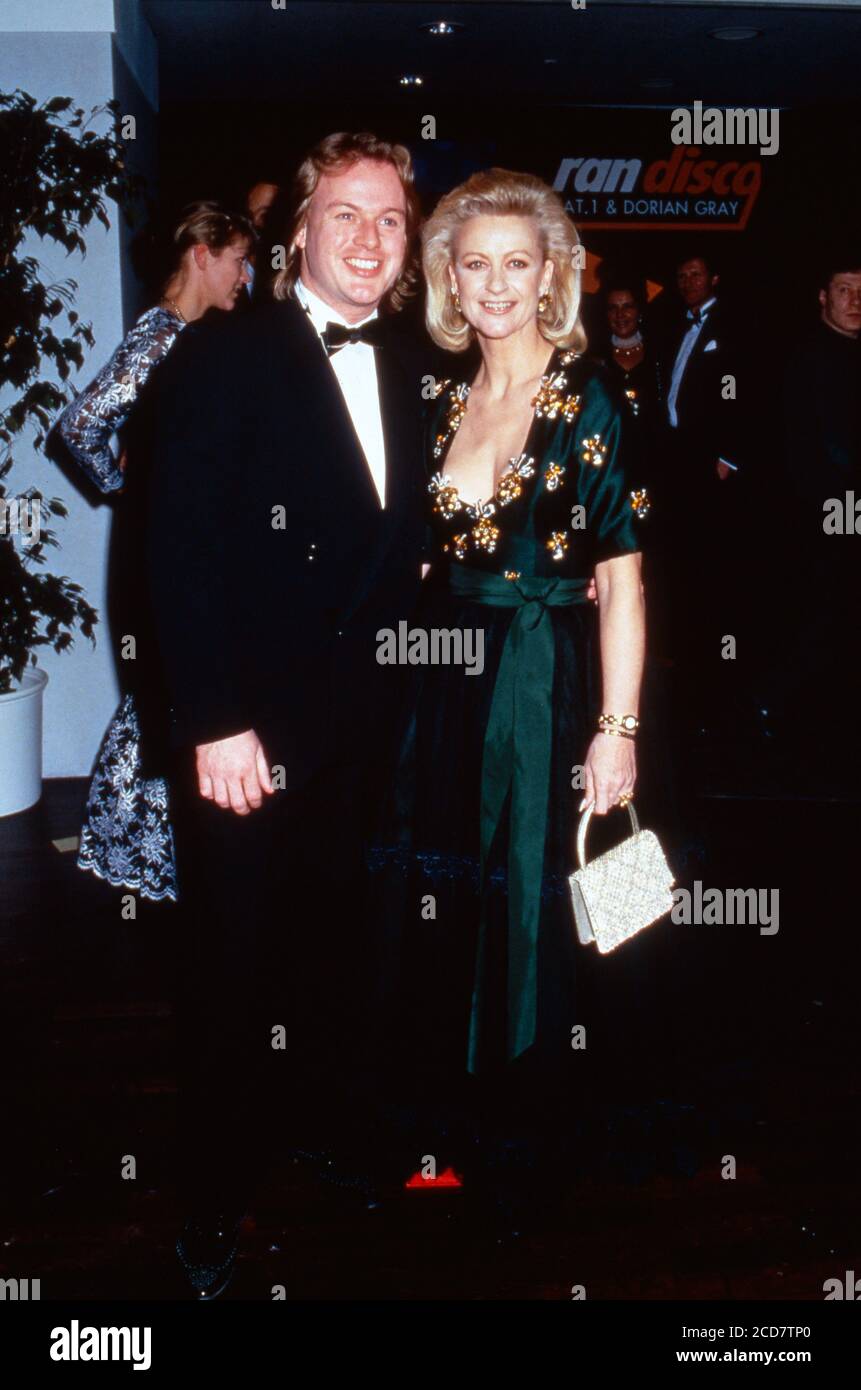 Eiskunstläuferin Marika Kilius in Begleitung von Erwin Bach auf dem ball des Sports 1993 in den Rhein-main-Halln in Wiesbaden, Deutschland 1993. Banque D'Images