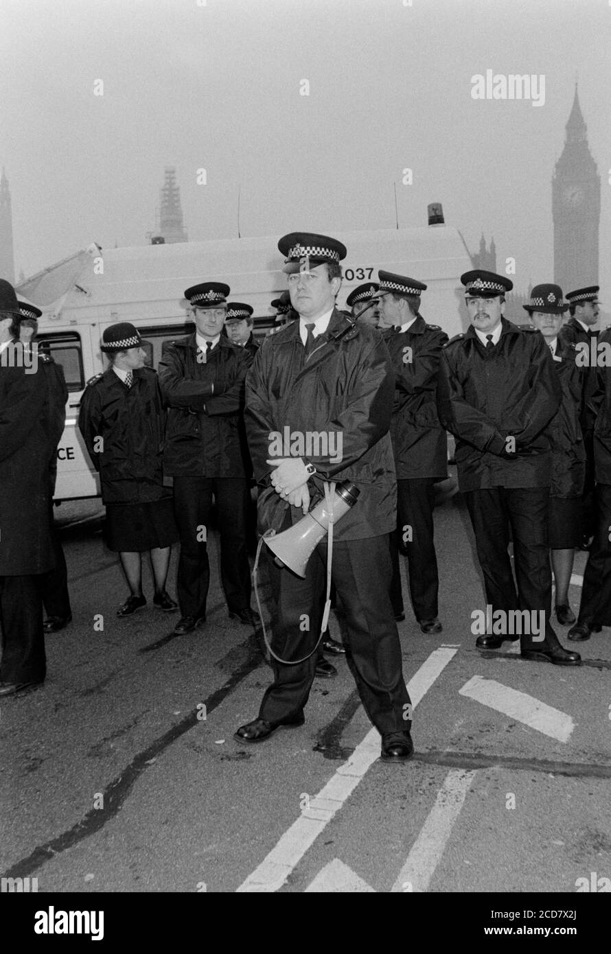 Syndicat national des étudiants subventions et non prêts démonstration de protestation sur le pont Westminster, Londres, SW1. 24 novembre 1988. Photo: Neil Turner Banque D'Images