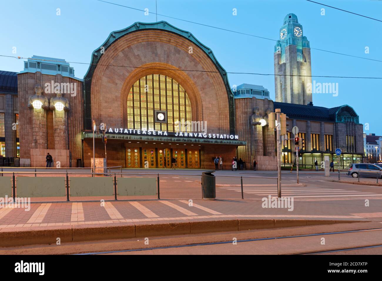 Vue de nuit sur la gare centrale d'Helsinki, Finlande. Le bâtiment de la gare a été conçu par Eliel Saarinen et inauguré en 1919 Banque D'Images