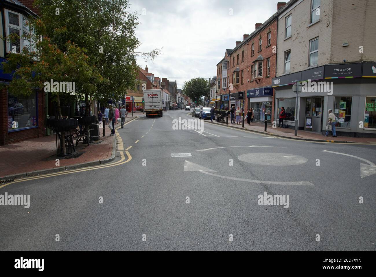 Une foule d'acheteurs sur un marché de ville en plein air, dont certains sont équipés de masques pour la protection contre la pandémie du virus Covid19, East Yorkshire England, UK, GB, Banque D'Images