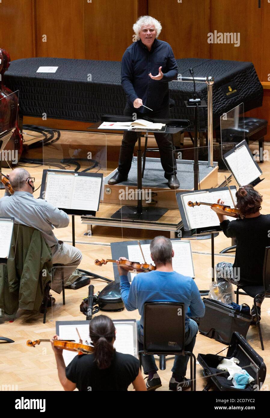 USAGE ÉDITORIAL SEUL Sir Simon Rattle répète avec l'Orchestre symphonique de Londres à LSO St Luke's à Londres pour la première fois depuis mars 2020, en préparation d'un concert BBC Proms le dimanche 30 août. Banque D'Images