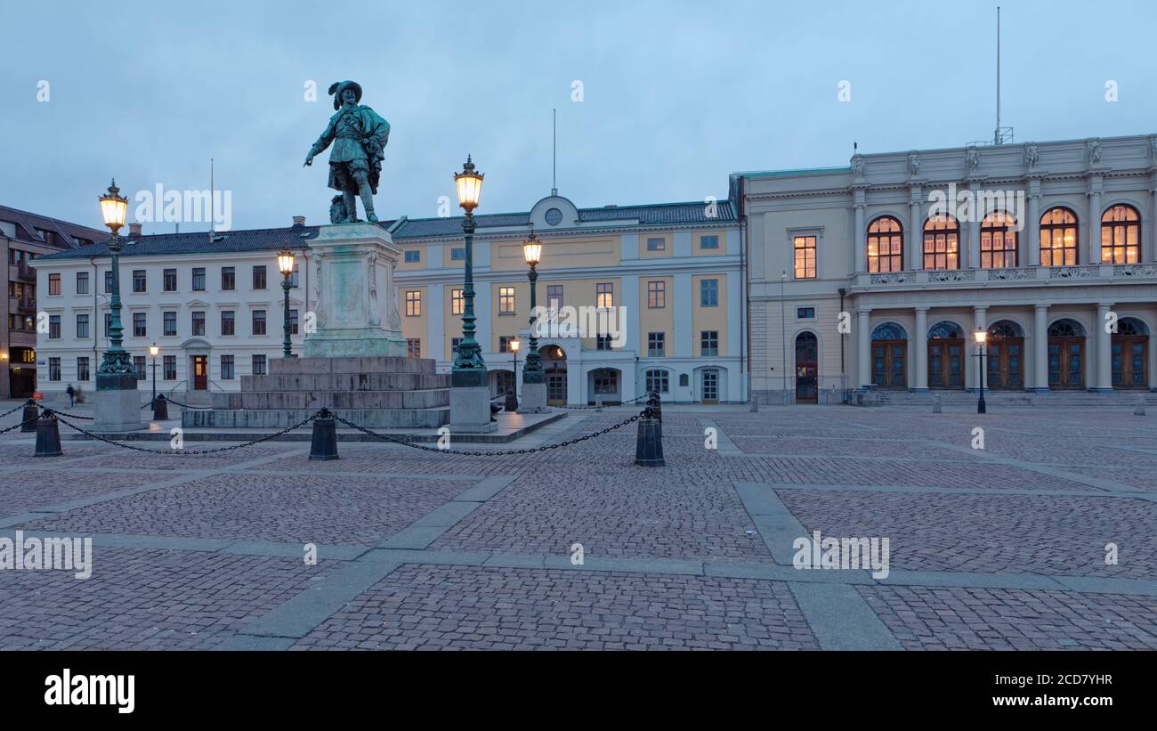 Vue en soirée sur Gustaf Adolfs torg, place Gustav Adolf à Göteborg, Suède. Le monument du roi Gustav Adolf a été érigé en 1854 Banque D'Images