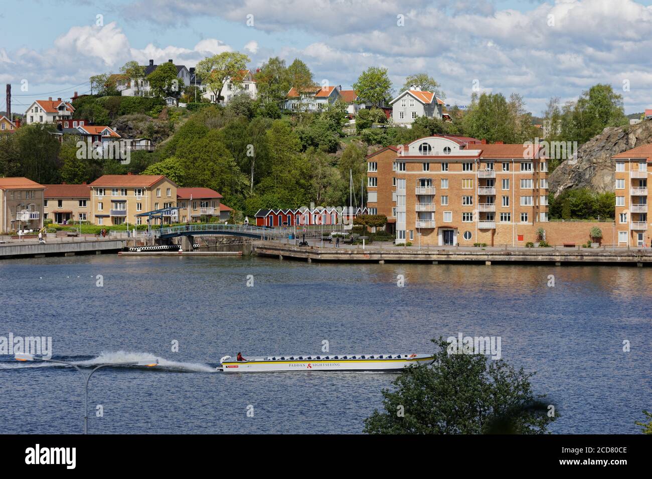 Bateau touristique dans la rivière Göta Älv contre des bâtiments résidentiels dans la rue Stapelbädden à Lindholmen, Göteborg, Suède Banque D'Images