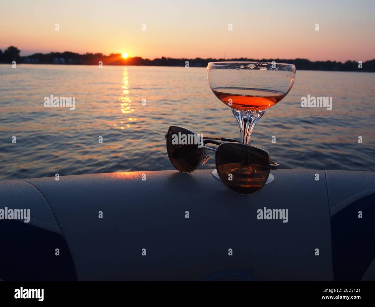 Coucher de soleil sur la rose étincelante - champagne et lunettes de soleil Banque D'Images