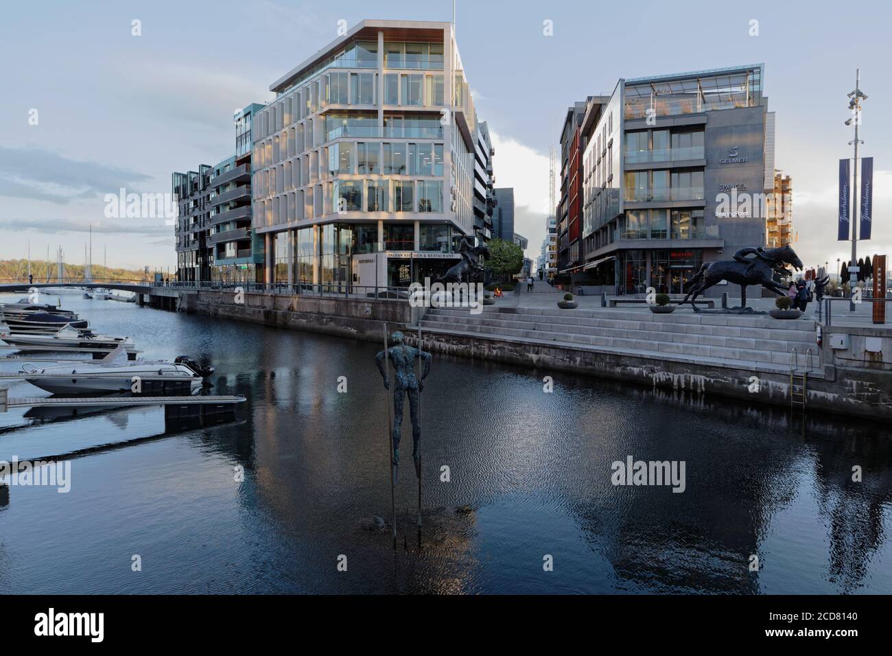 Appartements dans la rue Bryggegangen à Tjuvholmen, Oslo, Norvège. La région fait partie du projet de rénovation urbaine de la ville de Fjord Banque D'Images