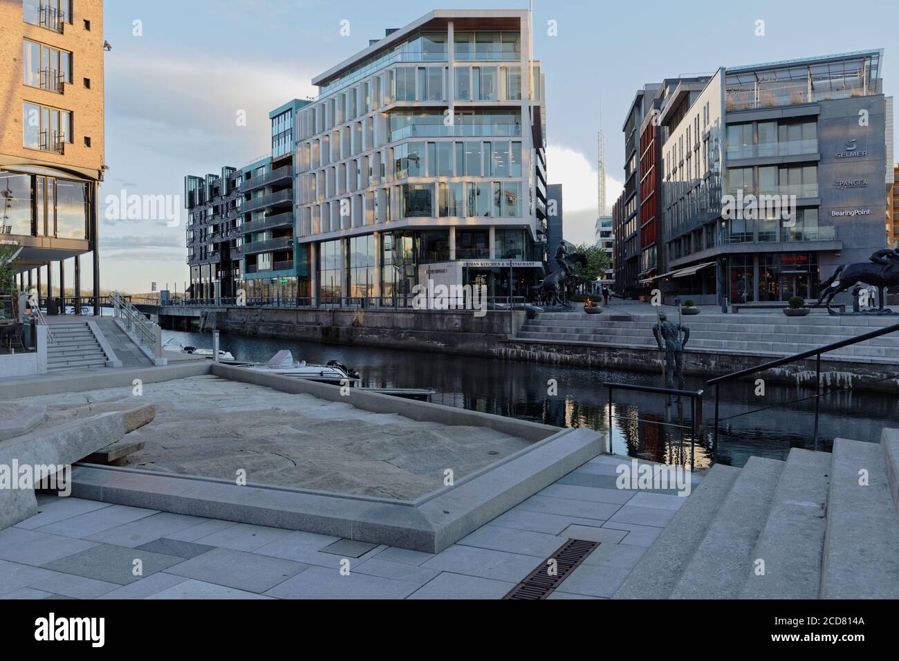 Appartements dans la rue Bryggegangen à Tjuvholmen, Oslo, Norvège. La région fait partie du projet de rénovation urbaine de la ville de Fjord Banque D'Images