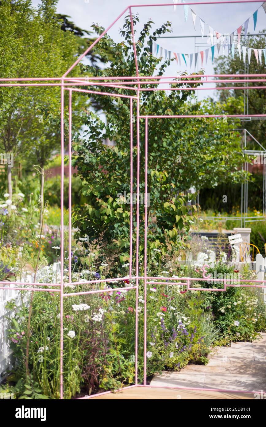 STRUCTURES ET PLANTATIONS DANS LE JARDIN DU SPECTACLE 'JACKSONS SECRET GARDEN PARTY’ CONÇU PAR JON SIMS À LA RHS HAMPTON COURT SPECTACLE DE FLEURS DU PALAIS 2015 Banque D'Images