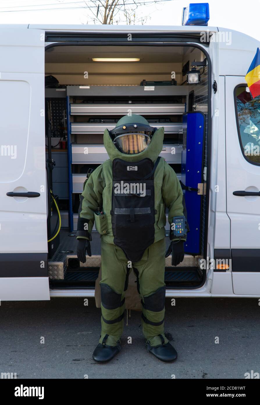 Alba Iulia, Roumanie - 01.12.2018: Homme adapté dans un costume explosif Banque D'Images