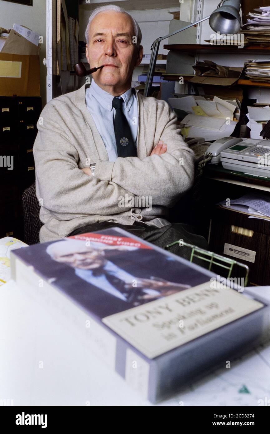 Tony Benn MP dans son bureau et archive à son domicile à Holland Park, à l'ouest de Londres. 06 décembre 1993. Photo: Neil Turner Banque D'Images