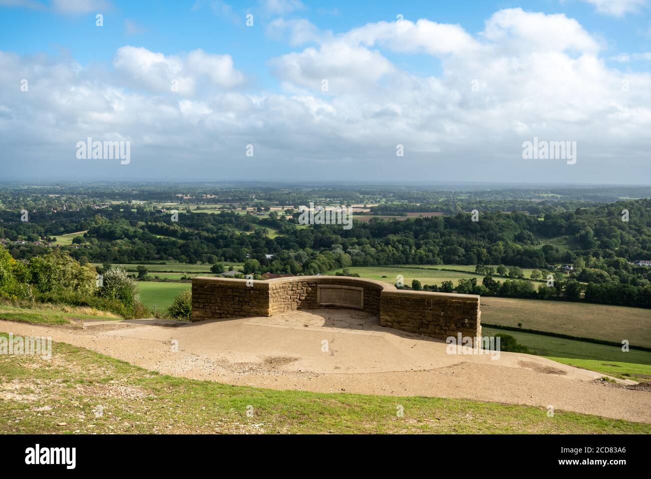 Vue sur les paysages de Surrey Hills depuis le point de vue de Box Hill avec le Salomons Memorial dans les North Downs, Surrey paysage, Royaume-Uni Banque D'Images
