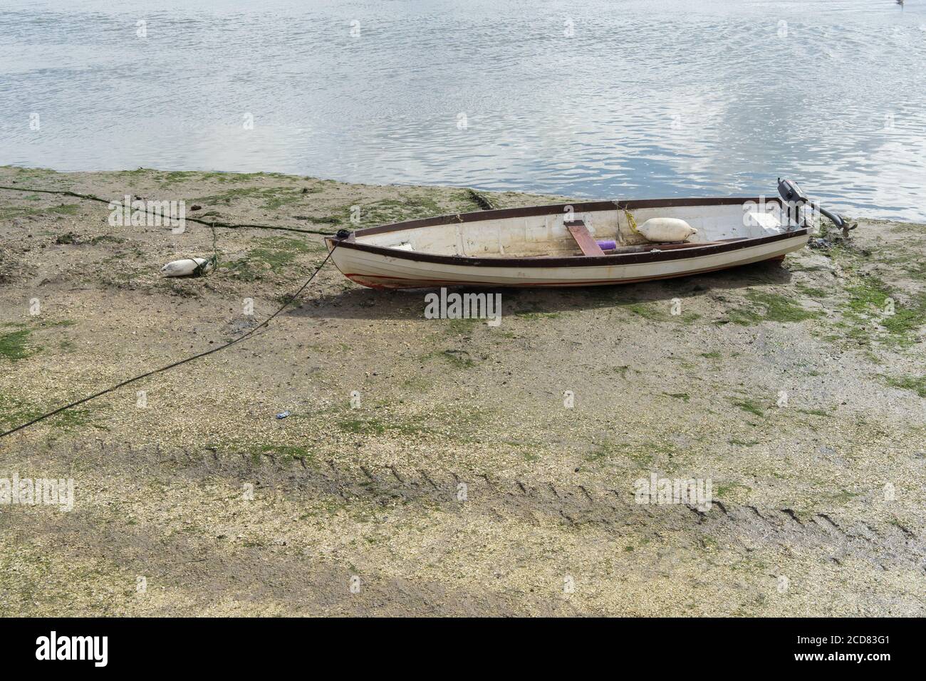 Petit bateau vide sur la rive. Leigh on Sea, Essex Banque D'Images