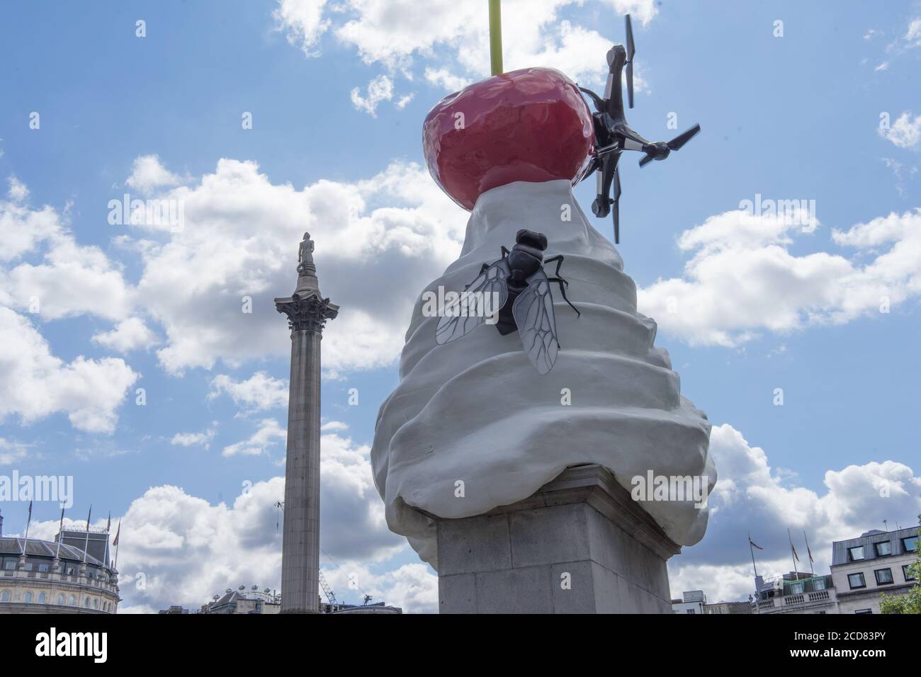 La sculpture d'extrémité sur la quatrième plinthe de Trafalgar Square. Crème fouettée, une mouche et un drone sur une cerise. Gros plan avec la colonne de Nelson dans le backgroun Banque D'Images